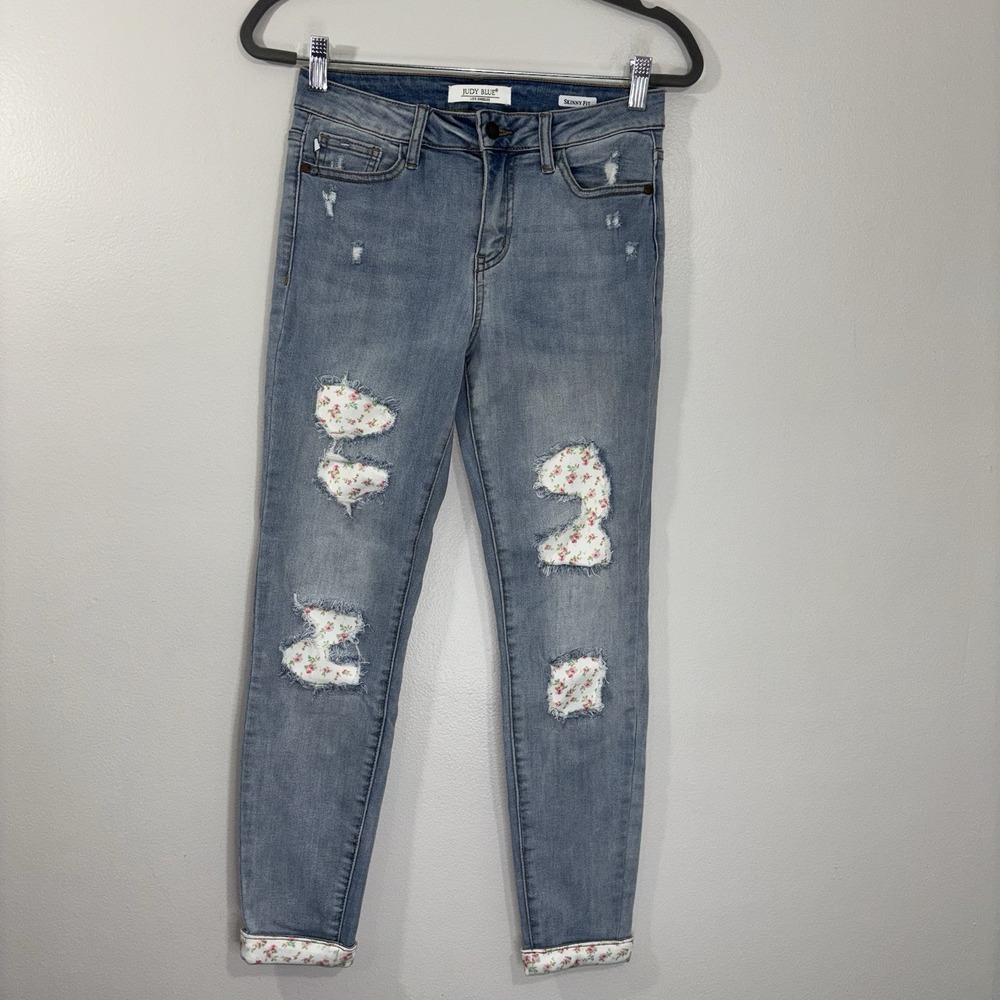 Judy Blue skinny fit size 3/26 light Wash jeans w/ floral patches/distressed